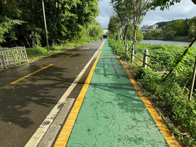 비-그친-산책로