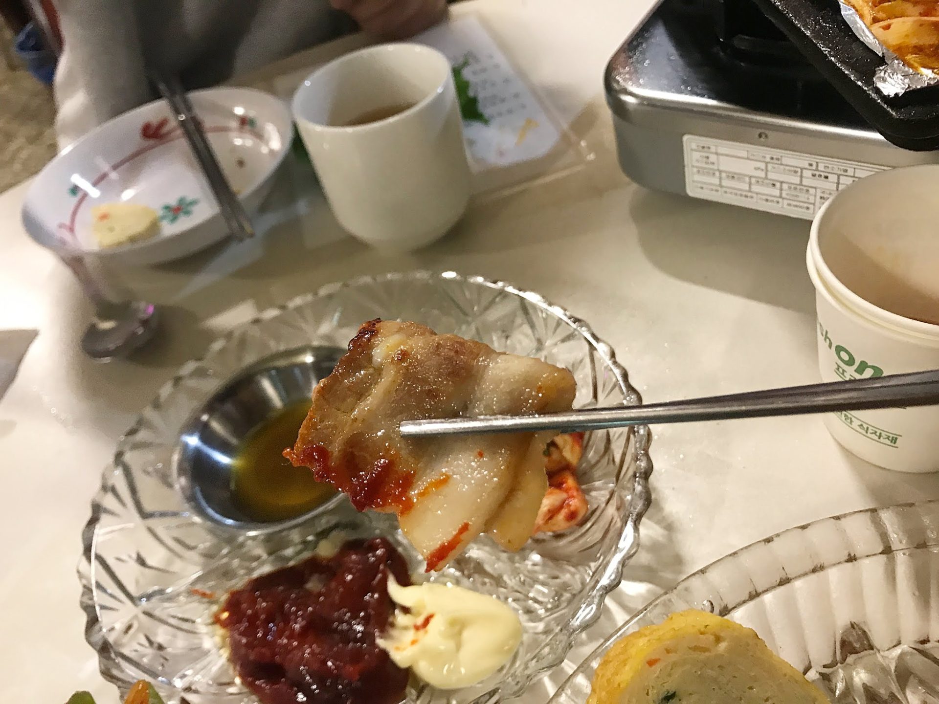 구워진-삼겹살-고추장찍어서