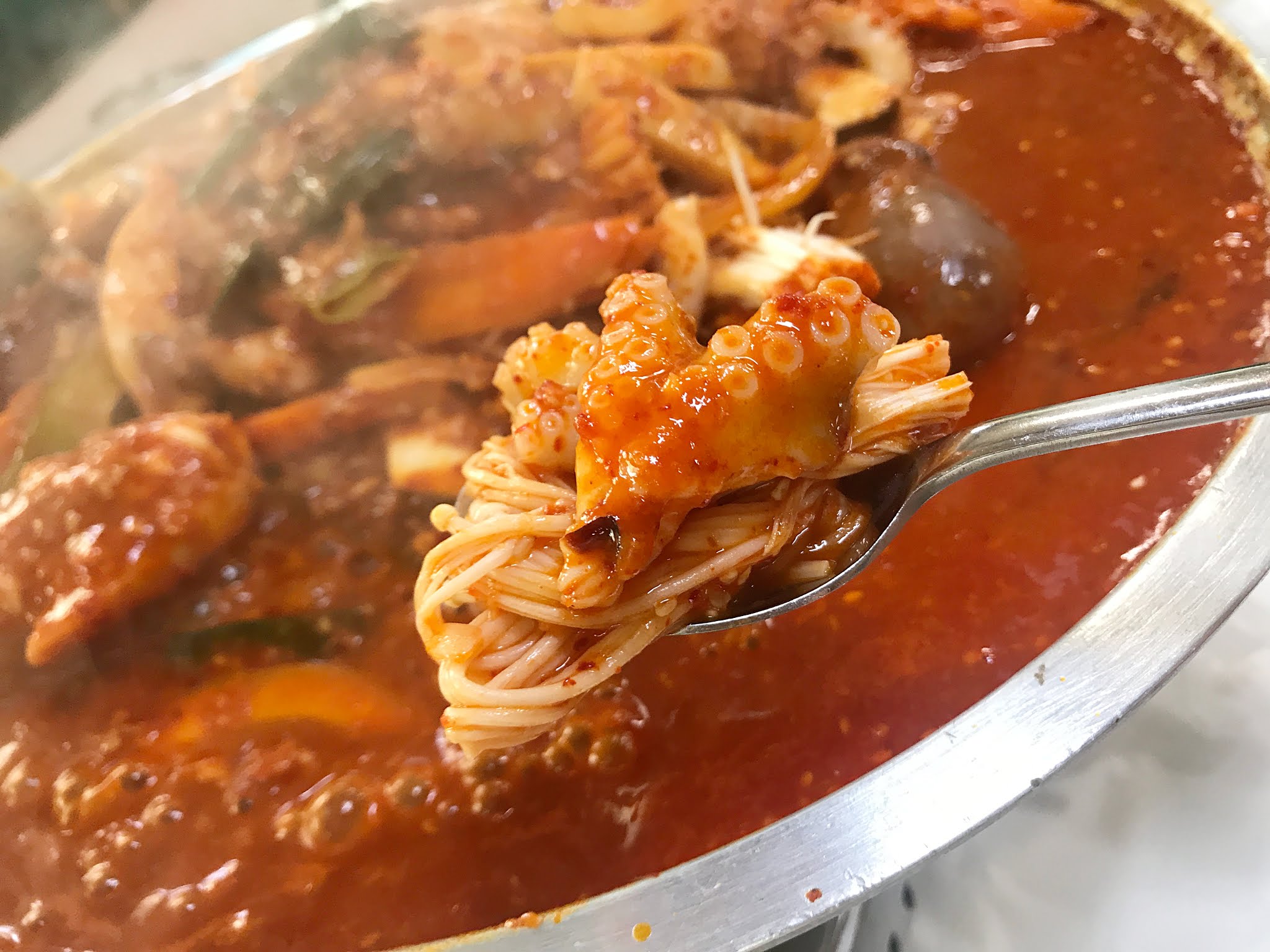 팽이버섯과-낙지볶음-함께-뜬모습