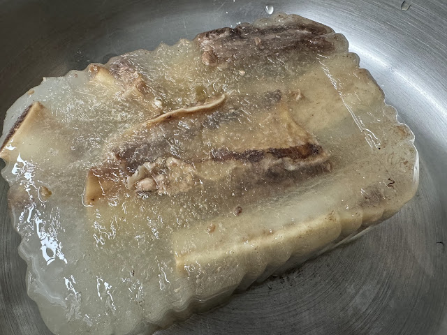 갈비탕-얼어있는-육수건더기-냄비에-넣고-끓이기전