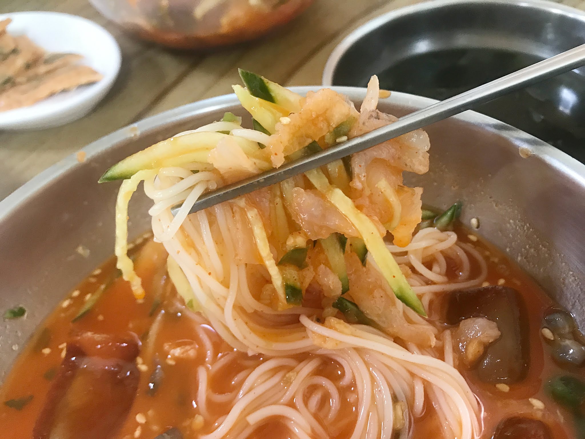 물회-면과함께-젓가락으로-들기