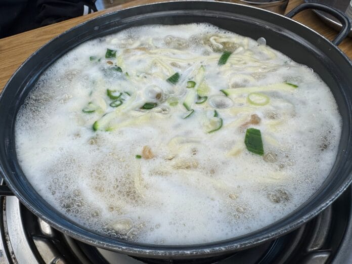 끓고 있는 칼국수
