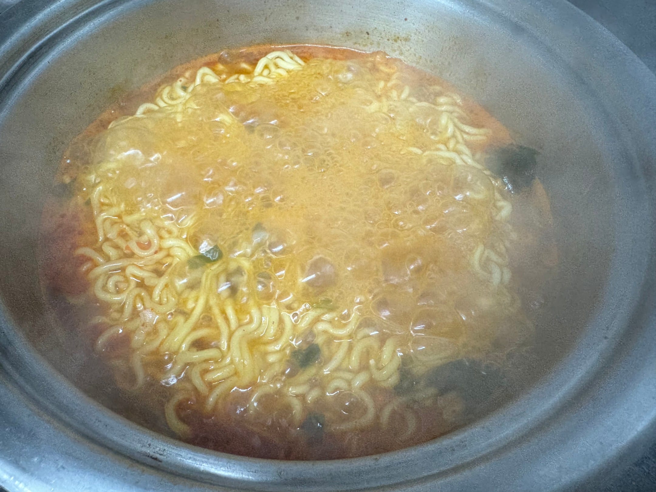 라면 끓이는중