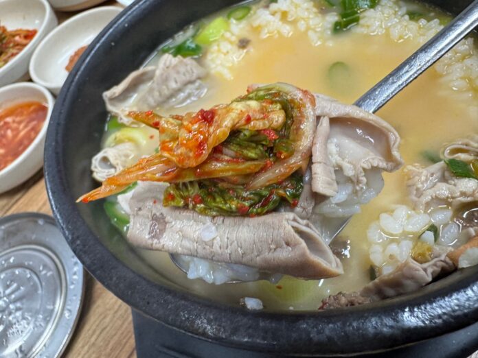 국밥위 김치